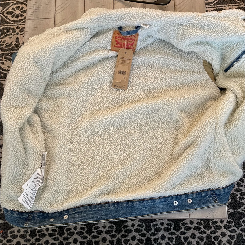 Sherpa Trucker Jacket Size Large - New with tags - Picture 2 of 3